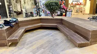 מערכת ספסלים ומקומות ישיבה מעץ